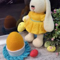 Великденски подаръци. Плетена играчка Заек-БЕБИ + яйце на стойка., снимка 4 - Романтични подаръци - 32382650