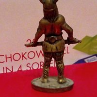 Стара бронзова фигурка на варварин с меч от шоколадови яйца Киндер Сюрприз / kinder surprise, снимка 2 - Колекции - 14358207