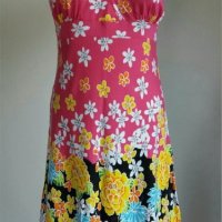 Цикламена рокличка с бордюр-щампа цветя и двойни тънки презрамки 