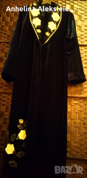  Коллекционный дамский, велюровый, длинный халат. Вышивка. Европейский размер :40 /42, снимка 1