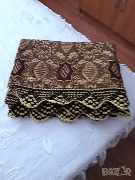 Продавам нова вълнена домашно тъкана  покривка за легло в долния край с изплетена дантела. , снимка 1