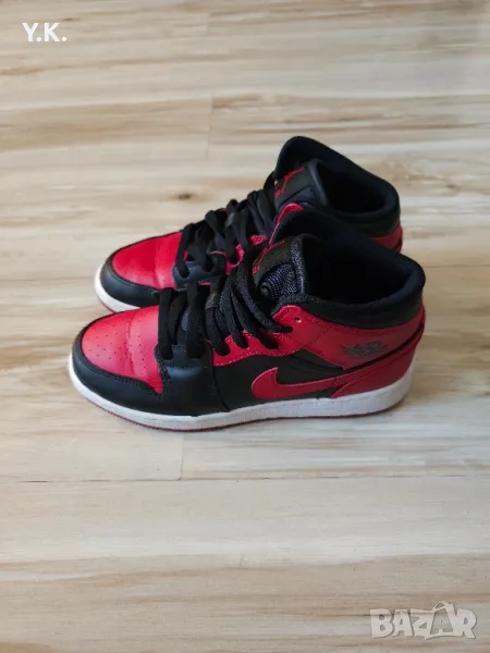 Оригинални кецове Nike Air Jordan 1 Mid "Banned" (GS), снимка 1