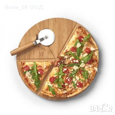Дъска за пица с разделения за парчетата, плюс кръгъл нож за рязане