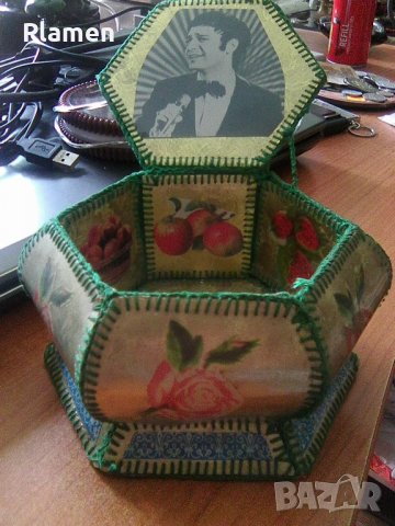 Стара шестоъгълна кутия за бижута със снимка на Емил Димитров, снимка 1