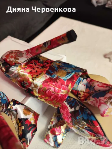 🎀 Дамски сатенени обувки на ток – с флорален десен, връзки и отворена пета | Размер 39/40, снимка 5 - Дамски обувки на ток - 49695251