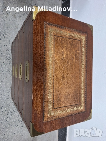 Античен Английски  скрин  с месингов обков  и естествена кожа , снимка 4 - Скринове - 51652781