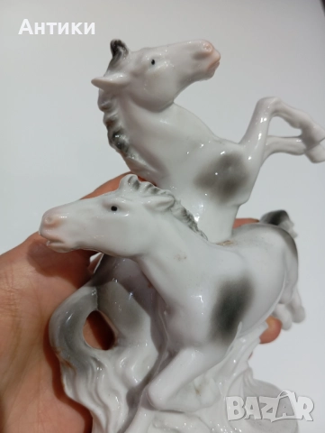  Порцеланова красива фигура с коне маркирана , снимка 12 - Декорация за дома - 52564064