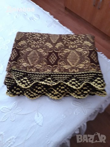 Продавам нова вълнена домашно тъкана  покривка за легло в долния край с изплетена дантела. , снимка 1 - Покривки за легло - 37174489