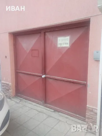 Продавам масивна метална гаражна врата с размер:височина 2.08 и ширина 2.48 