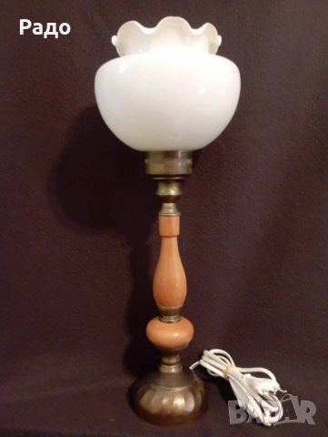 Красива старинна лампа с бял стъклен абажур