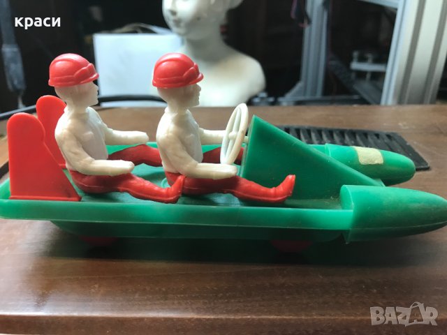 Стара пластмасова играчка бобслей състезатели, снимка 2 - Колекции - 42940701