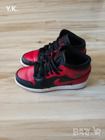 Оригинални кецове Nike Air Jordan 1 Mid "Banned" (GS)