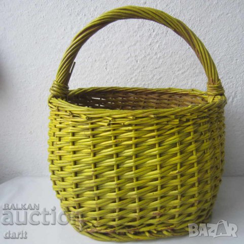 красива здрава кошница за пазар или пикник плетена
