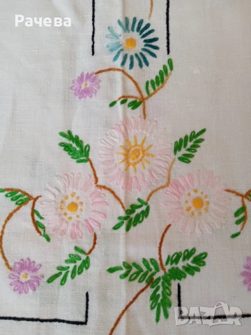 Ръчно бродирана покривка , снимка 3 - Покривки за маси - 50660104