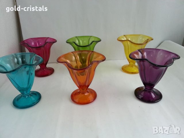 Цветни стъклени чаши купи