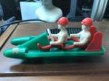 Стара пластмасова играчка бобслей състезатели, снимка 1 - Колекции - 42940701
