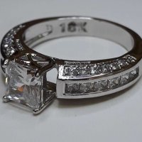 Златен пръстен Бяло Злато 18К със Бели камъни Сваровски НОВ, снимка 1 - Пръстени - 28958673