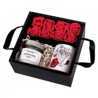 Подаръчен комплект "Честит Празник" с ароматна свещ "Букет" и сапунени рози, снимка 1 - Декорация за дома - 39533102