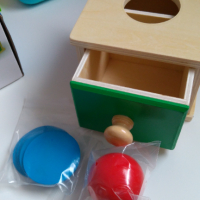 Дървено Монтесори чекмедже 2в1 с топче и жетони, снимка 3 - Образователни игри - 44899498