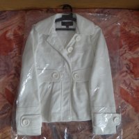 Чисто ново бяло палто