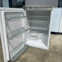 Перфектен Малък хладилник за вграждане Миеле Miele, снимка 2 - Хладилници - 36537875
