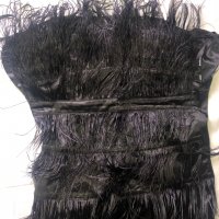 Елегантна черна рокля с пера от щраус, снимка 1 - Рокли - 28757523