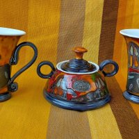 Продавам комплект от 2 ръчно рисувани керамични чаши плюс захарница с капак от Danko Pottery, снимка 4 - Други - 43779262