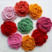 Ръчно плетени вълнени брошки - цвете, снимка 4 - Други - 34981424