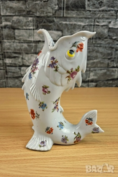 Ваза с формата на риба, декорирана с цветя, снимка 1