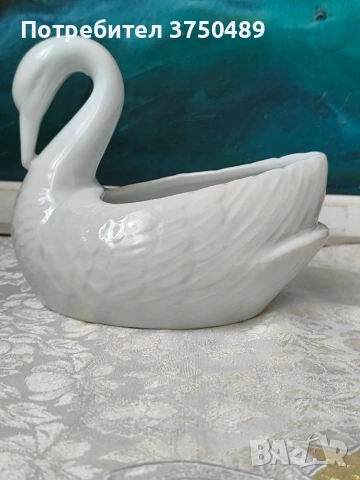 Фигурка на лебед -кашпа