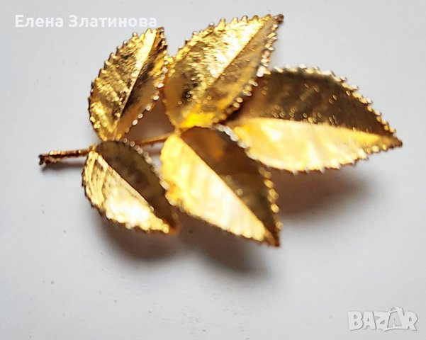 Позлатена брошка