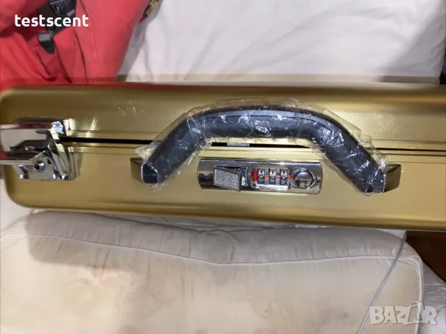WWE Money In The Bank Briefcase куфар gold колекционерски Договорът в куфарче , снимка 3 - Колекции - 48988450