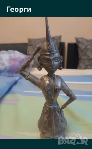 Стара статуетка танцьорка