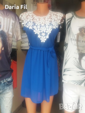 Рокля в кралскосин цвят с красива бяла дантела над бюста, снимка 1