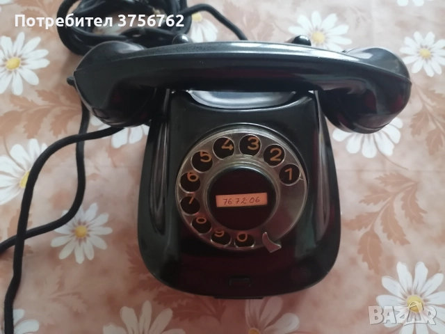 Продавам бакелитов телефонен апарат в отлично състояние