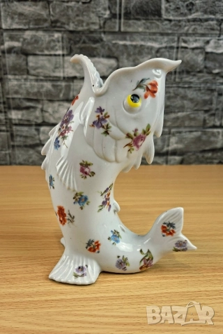 Ваза с формата на риба, декорирана с цветя