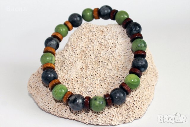 Ръчно изработена гривна от полускъпоценни камъни (Нефрит и Лабрадорит), снимка 3 - Гривни - 28003797