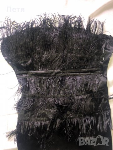 Елегантна черна рокля с пера от щраус