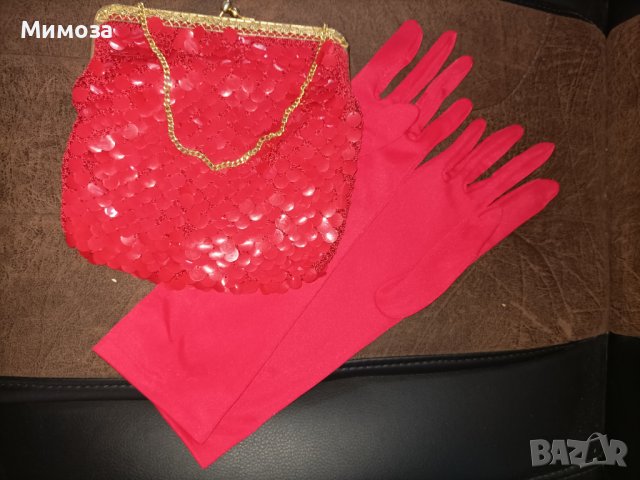 Червена малка  чантичка със златист синджир и подарък червени ръкавици , снимка 2 - Чанти - 37637509