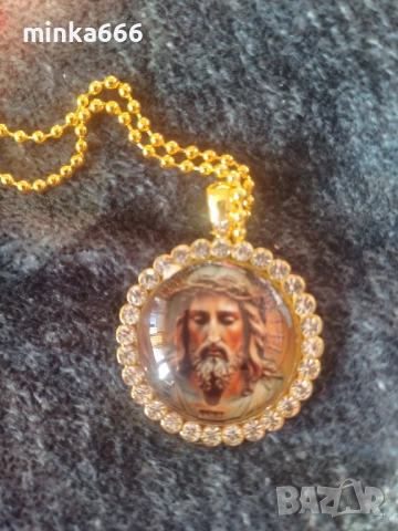 Позлатени колие и медальон.