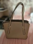 Чисто нова чанта на Guess 1981 в бежов цвят, снимка 2
