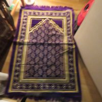 турско молитвено килимче, килимче за молитва за Намаз виолетов фон с красиви златни  флорални мотиви, снимка 1 - Антикварни и старинни предмети - 43170155