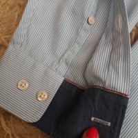 Мъжка риза в ситно светлосиньо-бяло райе с червен кант около копчетата, снимка 3 - Ризи - 38111141
