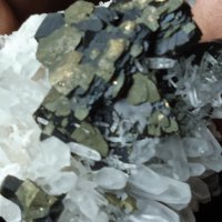 №192,Кварц,Планински кристал,Кварцова друза с халкопирит и сфалерит,Quartz Bulgaria,BGminerals,, снимка 6 - Декорация за дома - 44124708