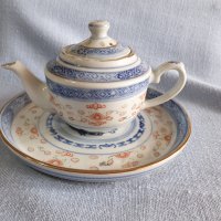 Миниатюрен порцеланов  чайник с поднос, снимка 1 - Други ценни предмети - 35305653