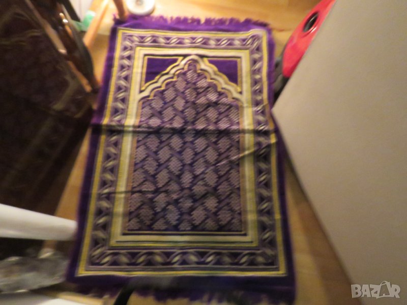 турско молитвено килимче, килимче за молитва за Намаз виолетов фон с красиви златни  флорални мотиви, снимка 1