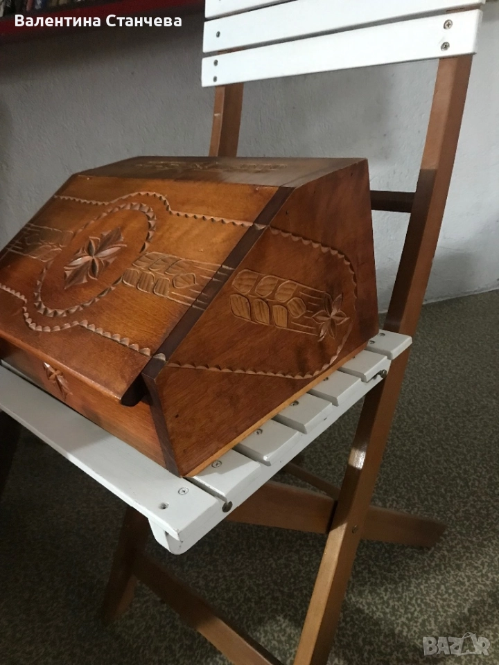 Дървена хлебна кутия с красиви резбовани декорации. Кутията е с правоъгълна форма и е изработена от , снимка 1