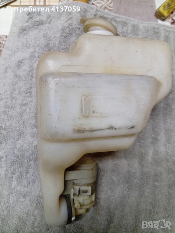 Оригинално казанче за чистачки с работеща помпа за Нисан Трейд, снимка 1