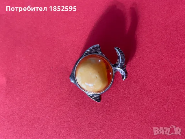 Сребърна брошка с Балтийски кехлибар 