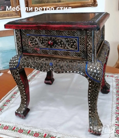  Малко, ориенталско шкафче  с едно чекмедже декорации и наситени орнаменти. 